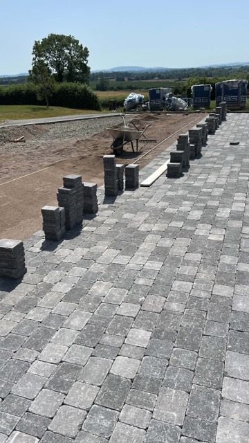 Setting out and laying paving blocks